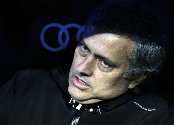 ZAMYLENÝ STRATÉG. Trenér Realu Madrid José Mourinho sleduje zápas jeho týmu