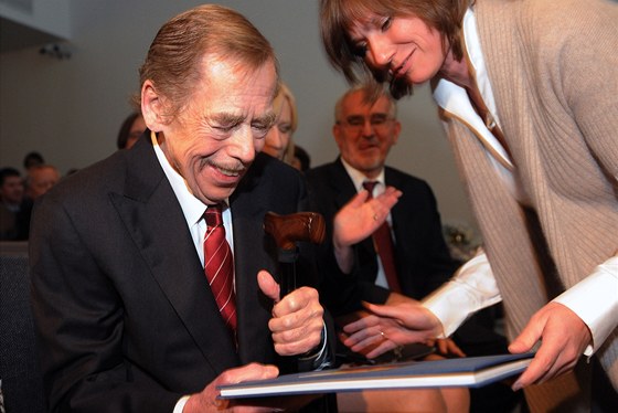 Václav Havel pevzal v praském kulturním centru DOX cenu Jána Langoe.
