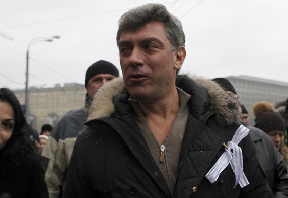 Symbolem ruských protest proti zfalovaným volbám se stala bílá stuha.