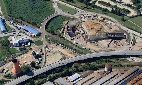 Letecký zábr ze stavby velkého mstského okruhu v Brn ze srpna 2010. ilustraní snímek