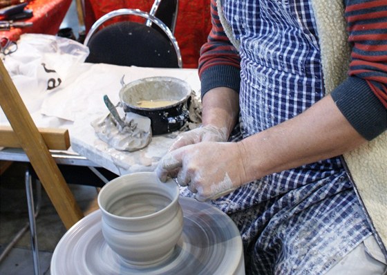 Na návsi v Malesicích se usadí emeslníci. Výrobu keramiky na hríském kruhu si vyzkouí i návtvníci. (Ilustraní snímek)