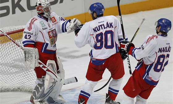 VÝBORN, GÓLMANE! etí hokejisté gratulují po výhe nad Finskem brankái
