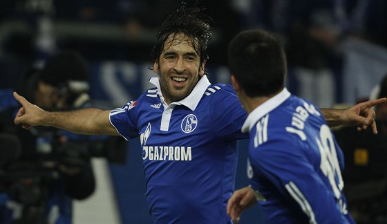 ZASE TEN RAÚL. panlská legenda slaví v dresu Schalke gól do sít Brém,