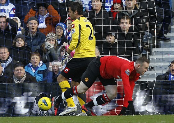 Radek erný z Queens Park Rangers práv inkasoval od Rooneyho z Manchesteru United