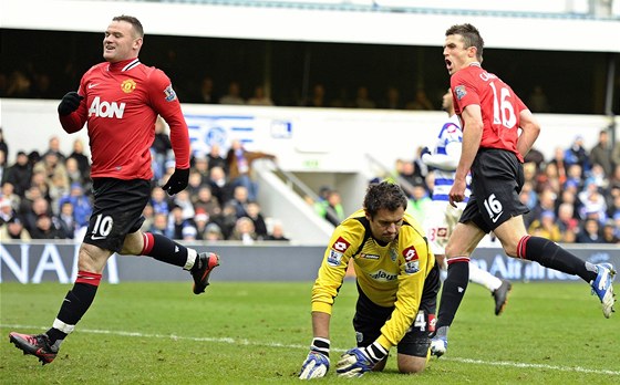 Brankáe Radka erného práv pekonal Carrick (16) z Manchesteru United, od Rooneyho (vlevo) dostal gól pedtím.