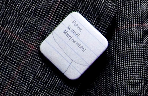 Odznak, který si ministr zahranií Karel Schwarzenberg pipnul na sako pi