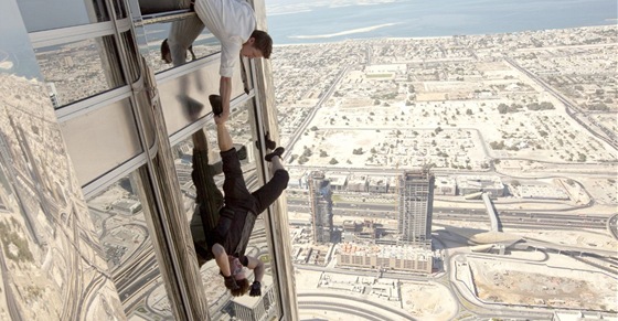 Zábry Toma Cruise padajícího a plhajícího po dubajském mrakodrapu byly jedním z dvod, pro se premiéry filmu Mission: Impossible  Ghost Protocol konaly práv v kinech IMAX. Obí plátna a 3D technologie toti akci umocní.