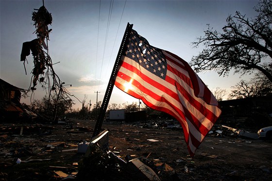 Americká vlajka ve vtru po hurikánu Katrina (New Orleans, 2005)