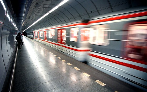 Metro ... u v pátek a v sobotu v noci o hodinu déle nepojede. (Ilustraní snímek)