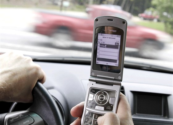 Psaní krátkých textových zpráv na mobilním telefonu je za volantem podle výzkum a tikrát nebezpenjí, ne kdy je idi pod vlivem alkoholu.