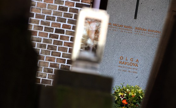 Rodinná hrobka Havlových je u severní stny kaple sv. Václava na Vinohradském