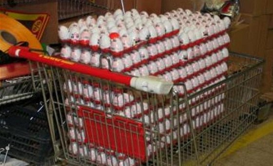 Zlodji si v kromíském supermarketu nabrali plný vozík kinder vajíek a