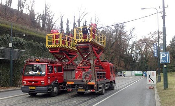 technici praského Dopravního podniku opravují tramvajovou tra