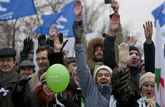 Píznivci ruské opoziní strany Jabloko na demonstraci proti manipulování