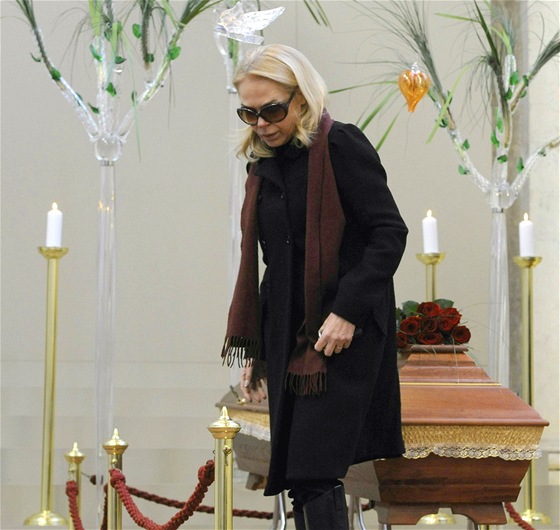 Dagmar Havlová u ostatk bývalého prezidenta Václav Havla (19. prosince 2011)