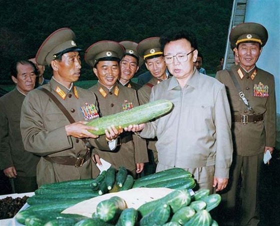 Kim ong-il kouká na obí okurku.