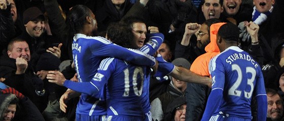 Frank Lampard z Chelsea (tetí zleva) pijímá gratulace ke gólu od Didiera