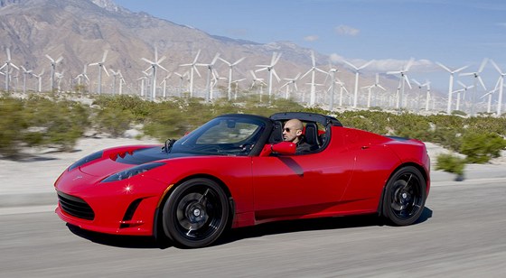 Bezstarostná jízda do budoucnosti. Elektromobil Tesla Roadster na pozadí vtrné