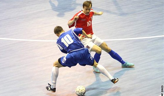 esko - Bosna: futsalista Luká Reetár - Futsalista Luká Reetár v souboji s