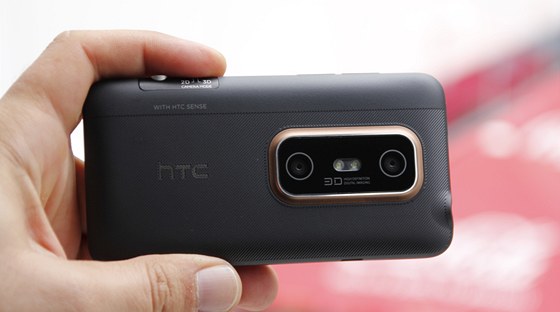 HTC EVO 3D: multimediální monstrum s obím displejem 