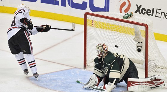 Chicagský  Patrick Kane promuje samostatný nájezd na  brankáe Niklase