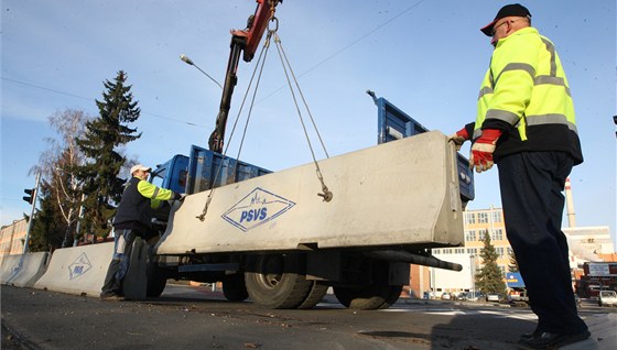 Betonové zátarasy z nové zlínské kiovatky Antonínova konen zmizely.