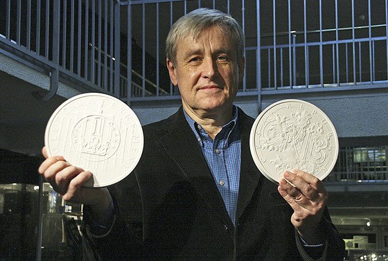 Akademický socha Vladimír Oppl drí v ruce maketu vítzné pamtní mince. Lidé