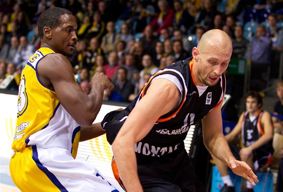 Lubo Barto (vpravo) v dresu Fuenlabrady proti EWE Baskets Oldenburg, brání ho
