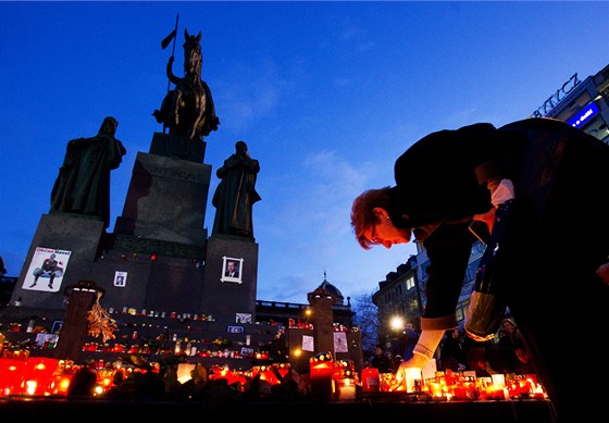 Lidé zapalují svíky za Václava Havla jet deset dní po jeho smrti.