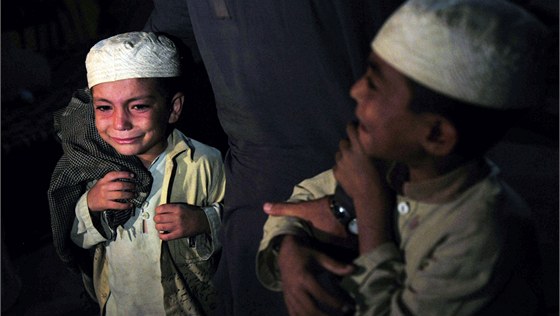 Pákistántí chlapci chvilku po osvobození (12. prosince 2011)