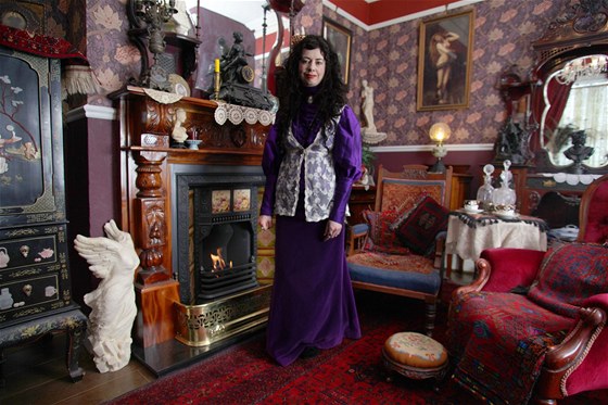 Julia Woodová, která ije ve svém viktoriánském dom dva roky, je vánivá...