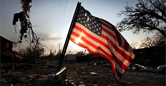 Americká vlajka ve větru po hurikánu Katrina (New Orleans, 2005) Americká vlajka ve větru po hurikánu Katrina (New Orleans, 2005)