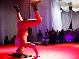 Sex Expo 2011 - eský striptér se pro pobavení klidn postavil na hlavu...
