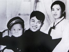 Malý Kim ong-il na snímku s otcem Kim Ir-senem a matkou Kim Jong-suk na