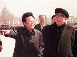 Kim ong-il s otcem Kim Ir-senem v Pchjongjangu v dubnu roku 1981. Informace o...