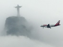 Letadlo brazilské spolenosti TAM míjí symbol Ria de Janeiro. Tamní...