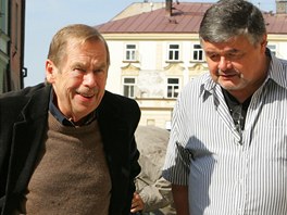 Václav Havel pijídí na besedu s hradeckými herci, kteí v Klicperov divadle...