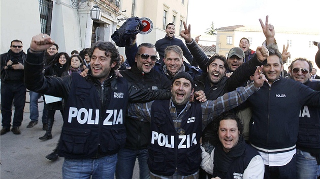 Italt policist slav dopaden mafina Michela Zagarii (7. prosince 2011)