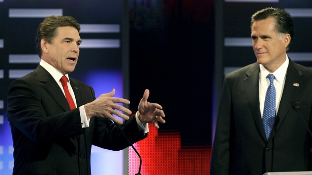 Rick Perry a Mitt Romney debatují ped televizními kamerami v Des Moines (11.