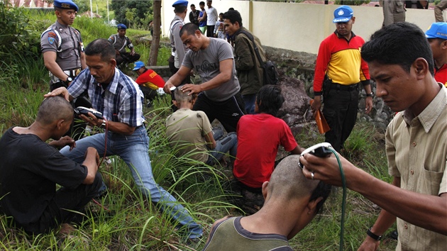 Policisté v indonéské provincii Aceh oholili místním pankám jejich íra. (14. prosince 2011)