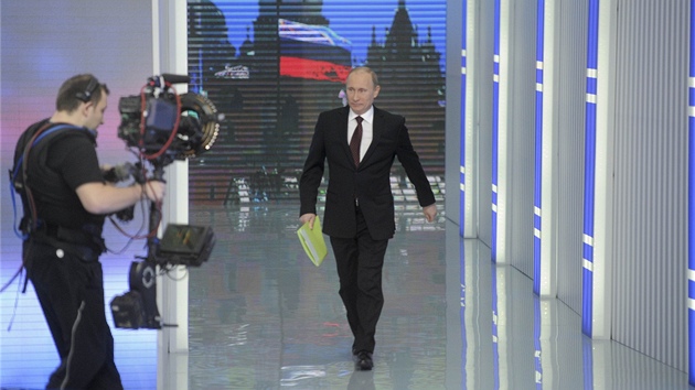 Ruský premiér Vladimir Putin pichází do televizního studia k diskusi s diváky