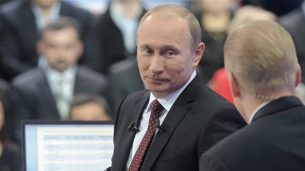 Ruský premiér Vladimir Putin v televizním studiu (15. prosince 2011)