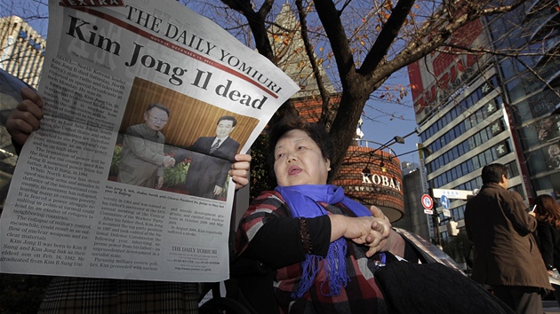 Lid v Tokiu si tou zprvy o Kim ong-ilov smrti (19. prosince 2011)
