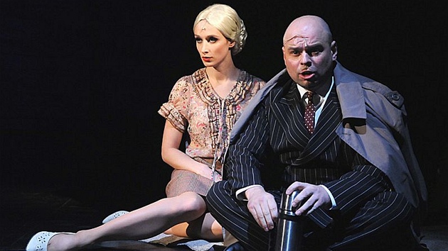 Soňa Borková (Eva Duarte Perón), David Uličník (Juan Perón) v nové inscenaci Soňa Borková (Eva Duarte Perón), David Uličník (Juan Perón) v nové inscenaci