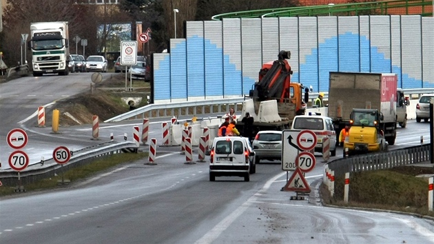 První auta vjídjí místo silnice pes Novou Hospodu (vlevo) na nov otevenou