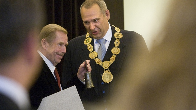 Václav Havel pevzal v roce 2009 v Plzni od primátora Pavla Rödla Cenu 1....