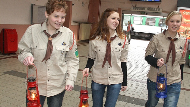 Skautky Kateřina Fárková, Barbora Fárková a Tereza Lišková přiváží betlémské Skautky Kateřina Fárková, Barbora Fárková a Tereza Lišková přiváží betlémské