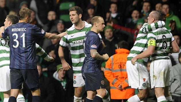 HDKY. Zpas mezi Hearts a Celtikem byl hodn vypjat. Tady Georgios Samaras odtrhv Scotta Browna od Jamieho Hamilla.