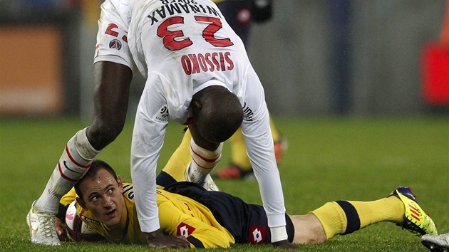 TWISTER. Jako by hrli Sebastien Roudet z FC Sochaux (dole) a Mohamed Sissoko z Pa SG oblbenou spoleenskou hru.