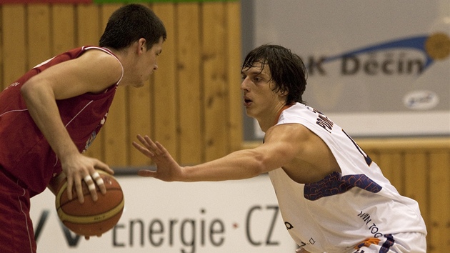 NESAHEJ! Basketbalista Chomutova Zdenk Hanzlík brání mí ped dínským